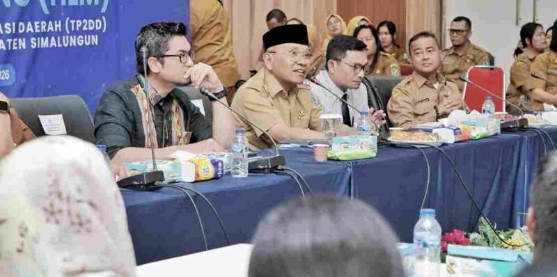 Rapat Koordinasi High Level Meeting (HLM) Tim Percepatan dan Perluasan Digitalisasi Daerah (TP2DD) yang dirangkaikan dengan evaluasi PAD Triwulan I Tahun 2026, di Balei Harungguan Tuan Rondahaim Saragih, Pamatang Raya, Selasa (28 April 2026).