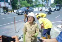 Kepala Dinas SDABMBK Kota Medan, Khairul Azmi, melalui Kepala UPT Wilayah Medan Barat, Agustina Simbolon, saat dilokasi jalan berlubang. 