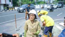 Kepala Dinas SDABMBK Kota Medan, Khairul Azmi, melalui Kepala UPT Wilayah Medan Barat, Agustina Simbolon, saat dilokasi jalan berlubang. 