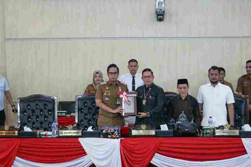 Wali Kota Medan menerima rekomendasi DPRD atas LKPJ 2025 sebagai bahan evaluasi dan peningkatan kinerja pemerintahan.