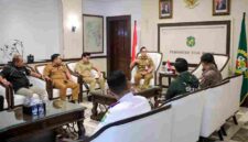 Wali Kota Medan, Rico Tri Putra Bayu Waas, saat menerima audiensi perwakilan Grab Indonesia di Balai Kota Medan, Selasa (28 April 2026).