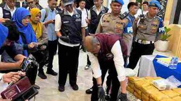 Direktur Reserse Narkoba Polda Sumut, Andy Arisandi, saat menunjukkan barang hasil tangkapan.