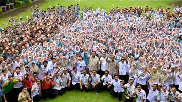 Presiden Prabowo Subianto meninjau langsung pelaksanaan renovasi fasilitas pendidikan di Sekolah Menengah Atas Negeri (SMAN) 1 Cilacap, Kabupaten Cilacap, Provinsi Jawa Tengah, pada Rabu, 29 April 2026. 