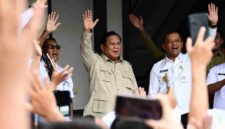 Presiden Prabowo Subianto saat meninjau hasil renovasi SMAN 1 Cilacap, Kabupaten Cilacap, Jawa Tengah, pada Rabu, 29 April 2026.