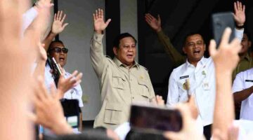 Presiden Prabowo Subianto saat meninjau hasil renovasi SMAN 1 Cilacap, Kabupaten Cilacap, Jawa Tengah, pada Rabu, 29 April 2026.