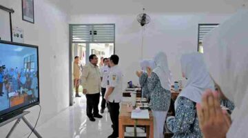 Presiden Prabowo Subianto usai meninjau renovasi fasilitas pendidikan di SMAN 1 Cilacap, Kabupaten Cilacap, Jawa Tengah, pada Rabu, 29 April 2026.