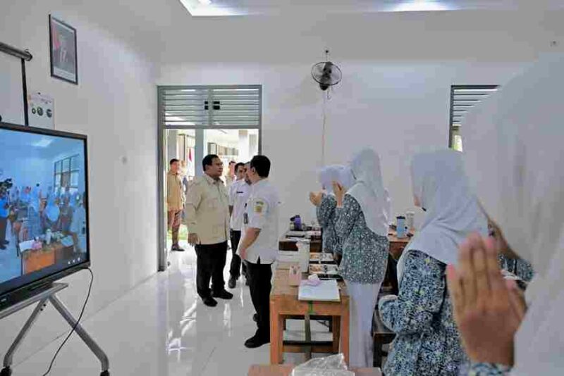 Presiden Prabowo Subianto usai meninjau renovasi fasilitas pendidikan di SMAN 1 Cilacap, Kabupaten Cilacap, Jawa Tengah, pada Rabu, 29 April 2026.