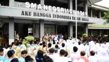 Momen haru Prabowo dan siswa SMAN 1 Cilacap saat menyanyikan lagu nasional bersama.