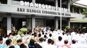 Momen haru Prabowo dan siswa SMAN 1 Cilacap saat menyanyikan lagu nasional bersama.