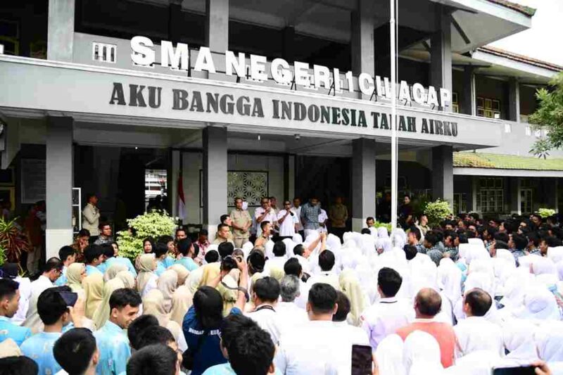 Momen haru Prabowo dan siswa SMAN 1 Cilacap saat menyanyikan lagu nasional bersama.