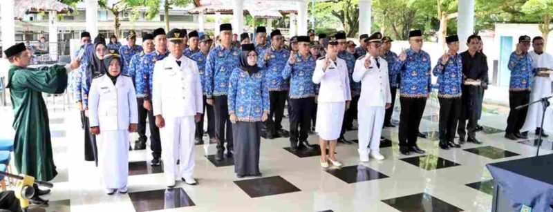 Sebanyak 45 aparatur sipil negara (ASN) resmi dilantik dalam sebuah prosesi yang berlangsung di pendopo rumah dinas bupati di Pamatang Raya, Kamis (30 April 2026).