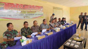 Kegiatan press release Polres Asahan yang digelar di Lapangan Tembak Polres Asahan, Kamis (30 April 2026),