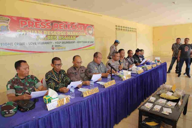 Kegiatan press release Polres Asahan yang digelar di Lapangan Tembak Polres Asahan, Kamis (30 April 2026),