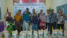 Penyaluran bantuan sosial pangan kepada ribuan warga dilakukan secara simbolis oleh Wakil Bupati Asahan, Rianto, di Aula Kantor Camat Bandar Pulau, Kamis (30 April 2026).