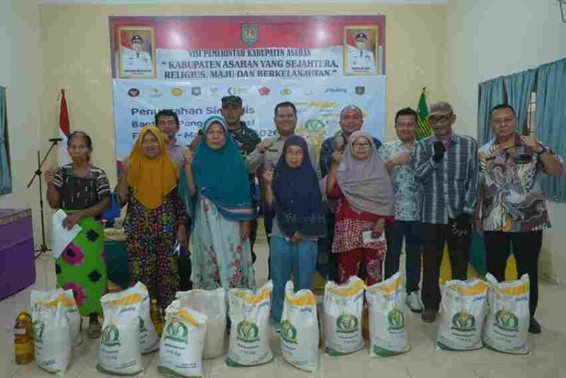 Penyaluran bantuan sosial pangan kepada ribuan warga dilakukan secara simbolis oleh Wakil Bupati Asahan, Rianto, di Aula Kantor Camat Bandar Pulau, Kamis (30 April 2026).