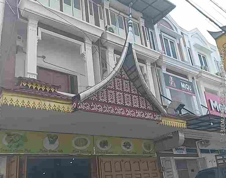 Restoran Simpang Tiga yang terletak di Jalan Sudirman, Pematangsiantar.