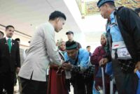 Wakil Presiden (Wapres) Gibran Rakabuming Raka meninjau langsung layanan percepatan keimigrasian Fast Track (Makkah Route) di Bandara Internasional Juanda, Kamis (30 April 2026).