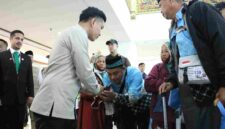 Wakil Presiden (Wapres) Gibran Rakabuming Raka meninjau langsung layanan percepatan keimigrasian Fast Track (Makkah Route) di Bandara Internasional Juanda, Kamis (30 April 2026).