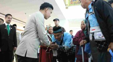 Wakil Presiden (Wapres) Gibran Rakabuming Raka meninjau langsung layanan percepatan keimigrasian Fast Track (Makkah Route) di Bandara Internasional Juanda, Kamis (30 April 2026).