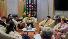 Wali Kota Medan, Rico Tri Putra Bayu Waas, mendorong mahasiswa untuk berani mengambil peran sebagai pemimpin masa depan dalam kegiatan bedah buku Babad Alas karya Bima Arya Sugiarto yang digelar di Gedung Digital Learning Center Universitas Sumatera Utara, Kamis, 30 April 2026.