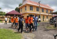 Para tersangka saat digiring untuk mengikuti konferensi pers. Kamis, (30/4/2026).