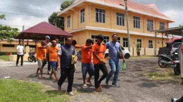 Para tersangka saat digiring untuk mengikuti konferensi pers. Kamis, (30/4/2026).