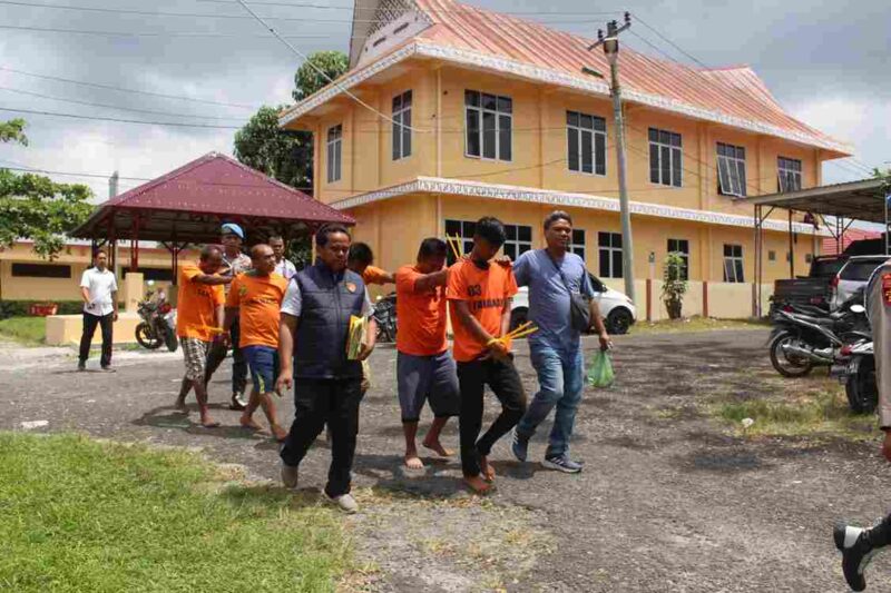 Para tersangka saat digiring untuk mengikuti konferensi pers. Kamis, (30/4/2026).