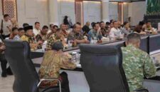 Bupati Asahan Taufik Zainal Abidin Siregar, S.Sos., M.Si. menghadiri sosialisasi kebijakan pencabutan Perizinan Berusaha Pemanfaatan Hutan (PBPH) yang digelar di Aula Raja Inal Siregar, Kantor Gubernur Sumatera Utara, pada Kamis, 16 April 2026.