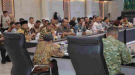 Bupati Asahan Taufik Zainal Abidin Siregar, S.Sos., M.Si. menghadiri sosialisasi kebijakan pencabutan Perizinan Berusaha Pemanfaatan Hutan (PBPH) yang digelar di Aula Raja Inal Siregar, Kantor Gubernur Sumatera Utara, pada Kamis, 16 April 2026.