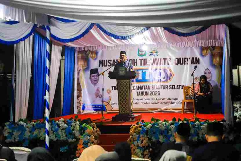 Asisten Perekonomian dan Pembangunan, Zainal Siahaan, saat menutup Musabaqah Tilawatil Qur’an Nasional (MTQN) tingkat Kecamatan Siantar Selatan yang digelar di Kantor Lurah Karo, Jalan Pane, Selasa, 7 April 2026 malam.