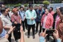 Gubernur Bobby nasution didampingi Wali Kota Wesly Silalahi, saat menanggapi wawancara wartawan