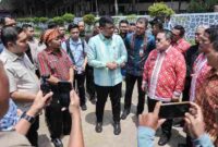Gubernur Bobby nasution didampingi Wali Kota Wesly Silalahi, saat menanggapi wawancara wartawan