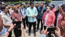 Gubernur Bobby nasution didampingi Wali Kota Wesly Silalahi, saat menanggapi wawancara wartawan