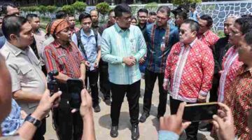 Gubernur Bobby nasution didampingi Wali Kota Wesly Silalahi, saat menanggapi wawancara wartawan