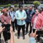 Gubernur Bobby nasution didampingi Wali Kota Wesly Silalahi, saat menanggapi wawancara wartawan