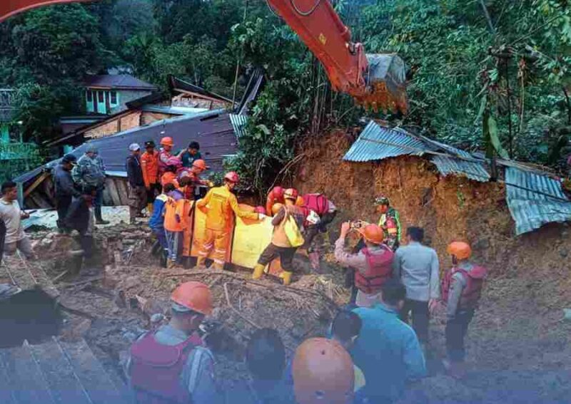 Brimob saar melaksanakan evakuasi di lokasi bencana.
