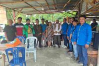 Anggota DPD RI Dedi Iskandar Batubara foto bersama warga dan konstituen.