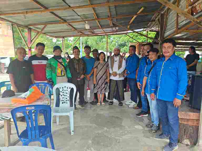 Anggota DPD RI Dedi Iskandar Batubara foto bersama warga dan konstituen.