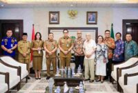 Wali Kota Medan, Rico Tri Putra Bayu Waas, saat foto bersama pengurus GPIB Immanuel Medan di Balai Kota Medan, Selasa, 7 April 2026.