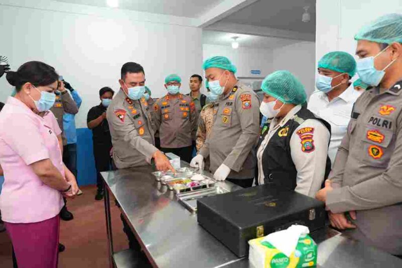 Kepala Kepolisian Daerah Sumatera Utara, Irjen Pol. Whisnu Hermawan Februanto, saat meninjau menu makanan di salah satu SPPG Polres Karo