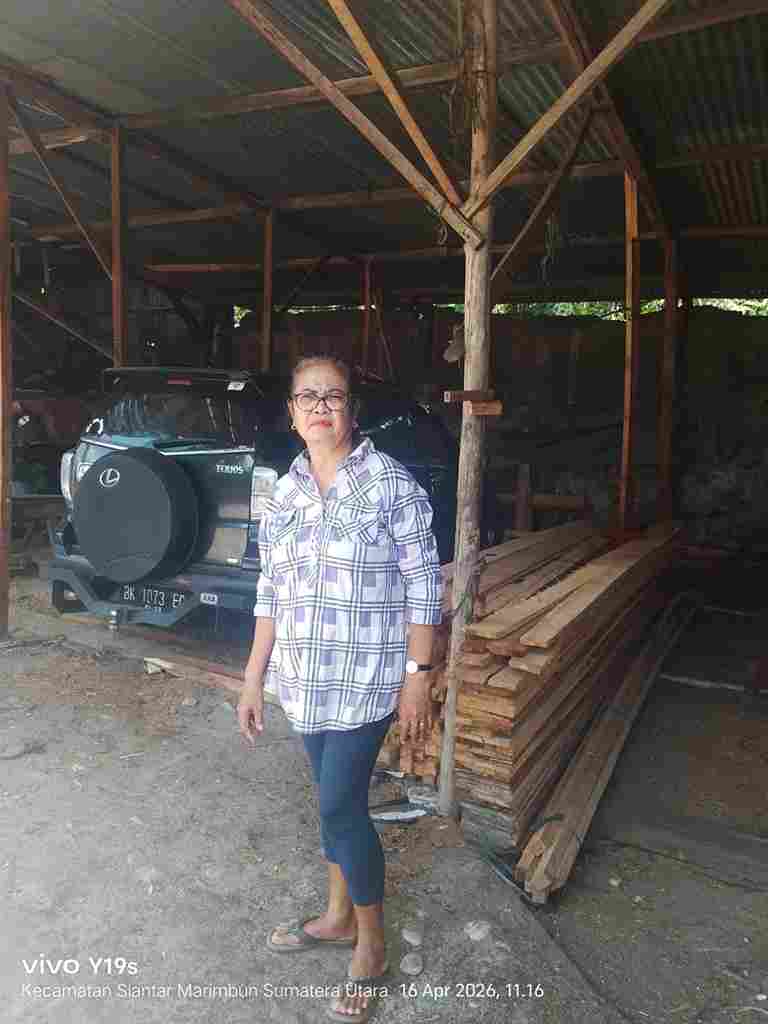 stri pengelola bermarga Sidabutar.