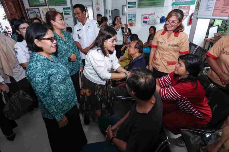 Ketua TP PKK Pematangsiantar meninjau IVA Test di Puskesmas Aek Nauli untuk mendorong deteksi dini kanker serviks pada perempuan usia subur.