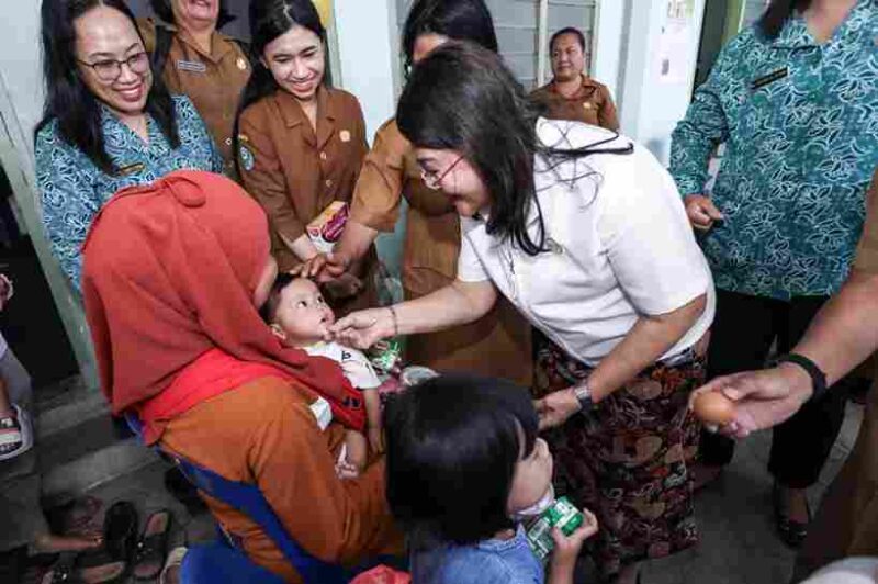 Ketua Tim Penggerak PKK Kota Pematangsiantar, Liswati Wesly Silalahi, saat meninjau salah satu posyandu.