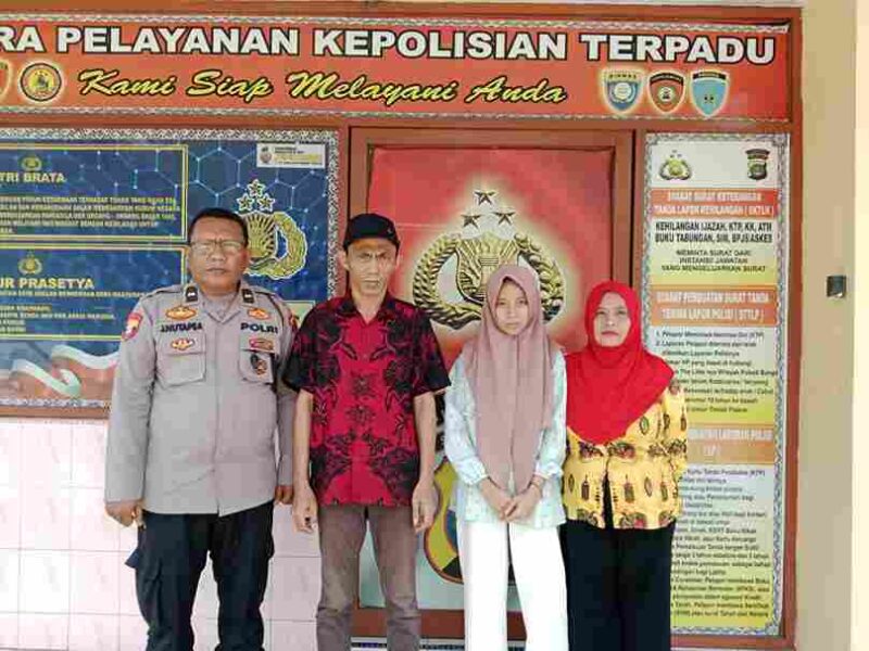 Pelajar berusia 15 tahun, Silvia Armaya Purba, saat di Polsek bersama Keluarganya.