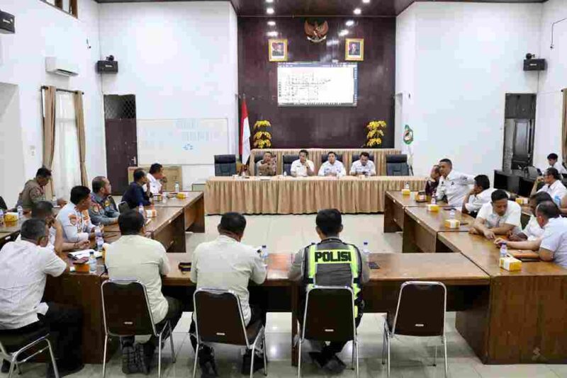 Rapat persiapan Karnaval Pesta Rakyat dalam rangka peringatan Hari Jadi ke-155 Kota Pematangsiantar di Ruang Data Pemko, Rabu (15 April 2026) siang.