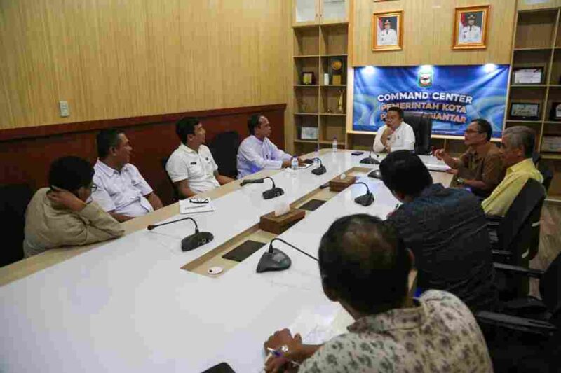 Wali Kota Pematangsiantar, Wesly Silalahi, menerima audiensi panitia bakti sosial alumni SMA RK Budi Mulia di Command Center Balai Kota Pematangsiantar, Rabu (15 April 2026).
