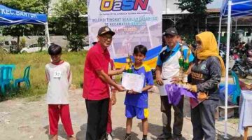 Penyerahan hadiah kepada siswa dalam ajang O2SN; (Foto: Arifpin-atapkota)