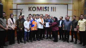 Perhimpunan Mahasiswa Hukum Indonesia (PERMAHI) saat di DPR RI Komisi III.