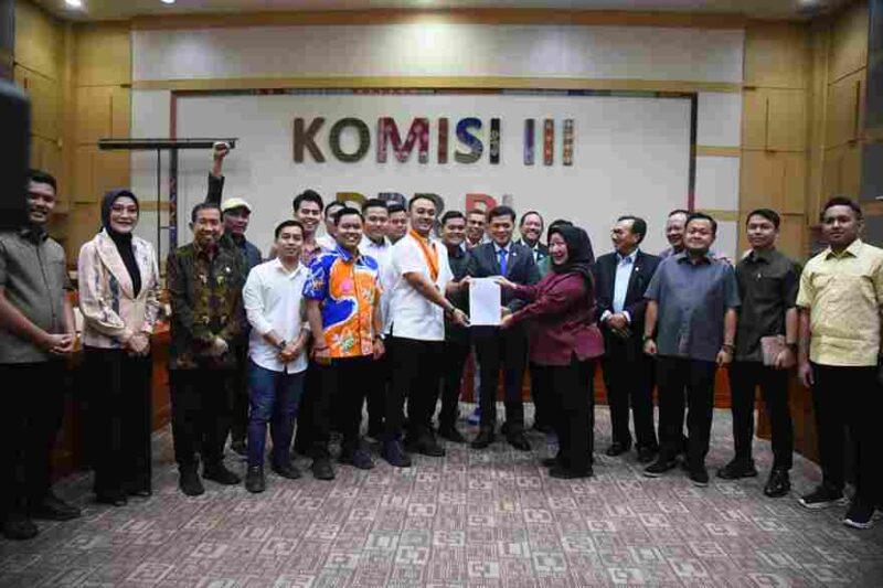 Perhimpunan Mahasiswa Hukum Indonesia (PERMAHI) saat di DPR RI Komisi III.
