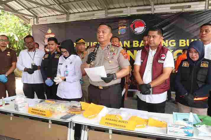 Kepolisian Resor Batu Bara mengungkap kasus peredaran narkotika jenis sabu dan memusnahkan barang bukti seberat 1.210,07 gram dalam kegiatan rilis yang digelar pada Senin, 13 April 2026.